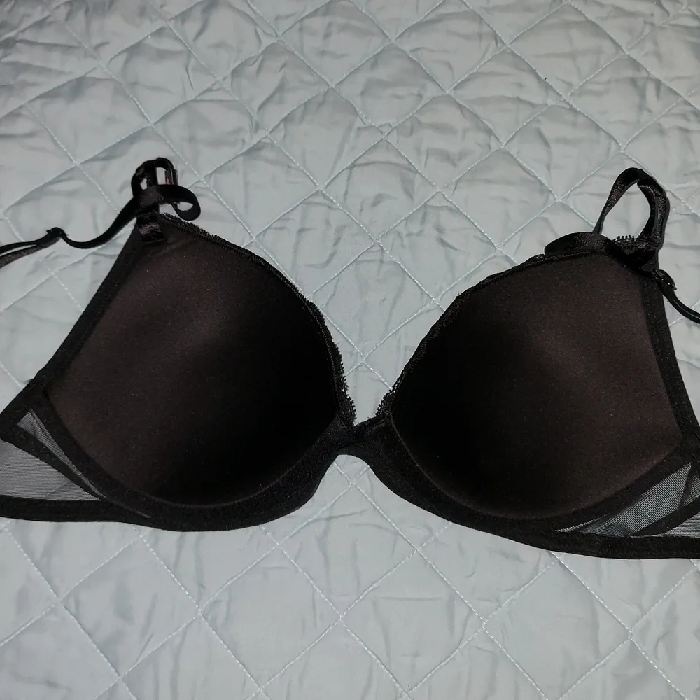 Victoria secret Lightly-lined demi bra size 40C NWT